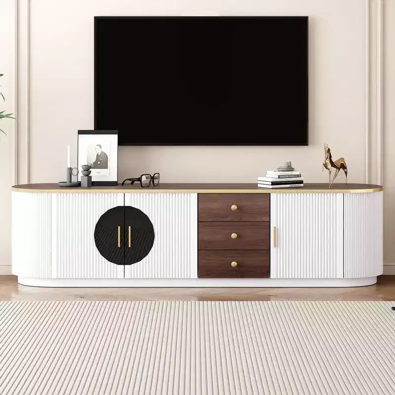 Meuble TV console moderne avec placards et poignées métalliques