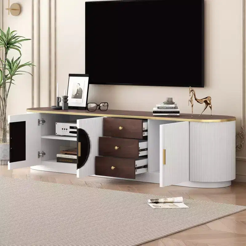 Meuble TV console moderne avec placards et poignées métalliques